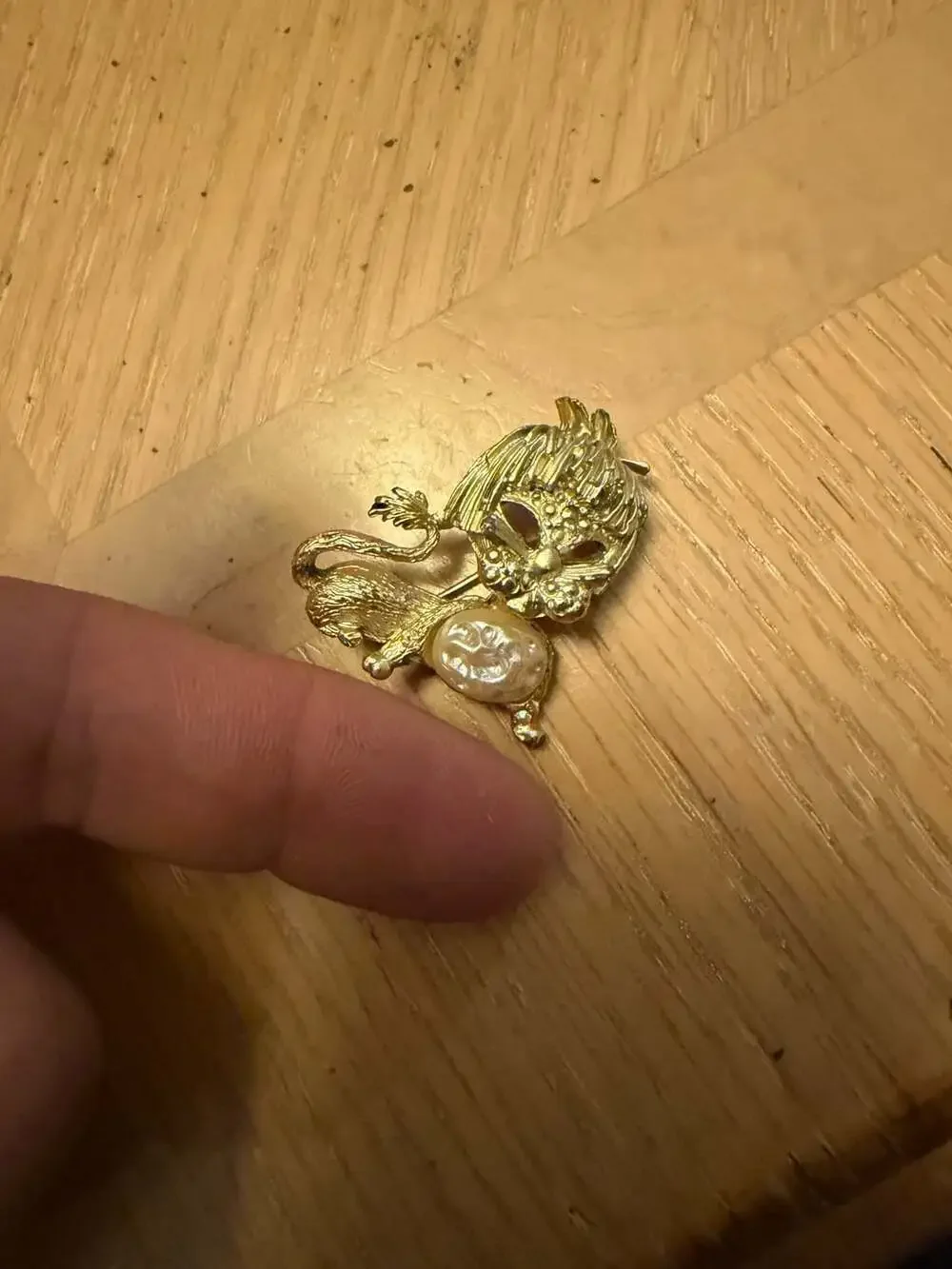 Vintage Gold Tone Faux Baroque Pearl Belly Cat Lion Figural Brooch Pin